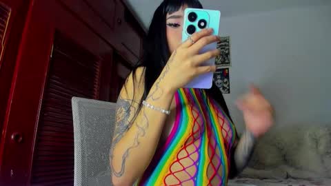 Snapshot of mantis_wine chatting on 12-23-25, 10:24 MARY online show from 12-23-25, 10:24