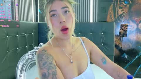 Snapshot of manuelaveelez chatting on 10-02-25, 06:37 Manuela online show from 10-02-25, 06:37