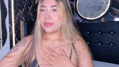 Snapshot of manuelaveelez chatting on 05-23-26, 05:01 Manuela online show from 05-23-26, 05:01