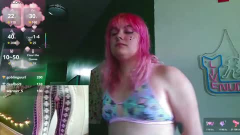 Snapshot of maplebeesticky chatting on 01-30-25, 07:15 Maple online show from 01-30-25, 07:15