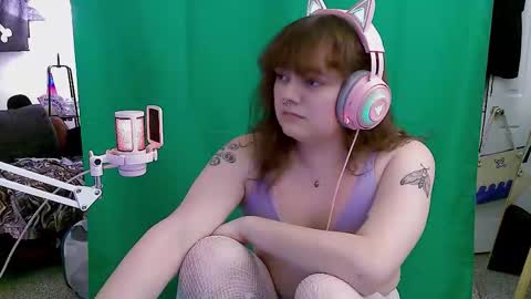 Snapshot of maplebeesticky chatting on 02-22-26, 02:13 Maple online show from 02-22-26, 02:13