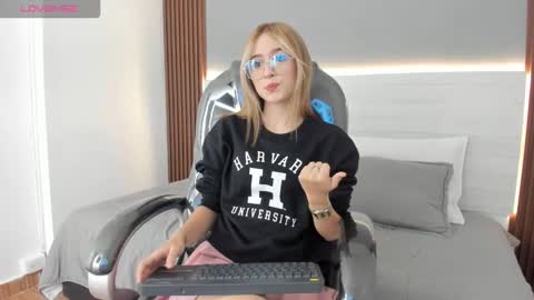 mara_33 online show from 12-18-25, 08:04