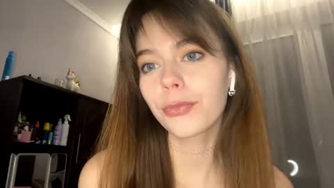 Snapshot of marciecommon chatting on 09-16-25, 03:57 Alisa online show from 09-16-25, 03:57