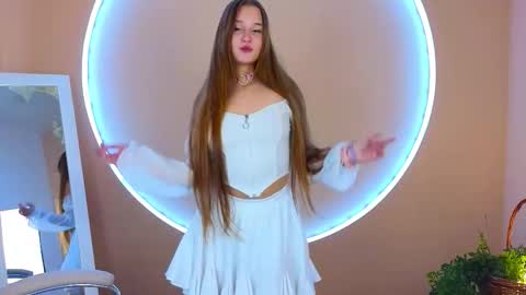 Snapshot of margoluxe_ chatting on 10-11-25, 08:35 Leah online show from 10-11-25, 08:35