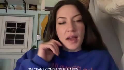 Snapshot of mari_and_jandro chatting on 10-24-25, 09:28 Mari online show from 10-24-25, 09:28
