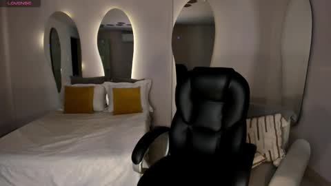 Snapshot of mariaherrera_ chatting on 12-14-25, 05:46 MARIA HERRERA online show from 12-14-25, 05:46