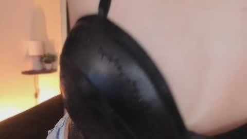 Snapshot of marian_pinzon chatting on 11-13-25, 02:43 Marian online show from 11-13-25, 02:43