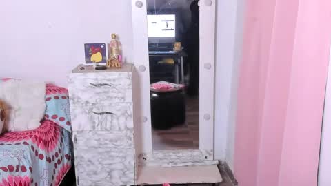 Snapshot of mariana_mr chatting on 02-01-25, 02:45 M A R I A N A online show from 02-01-25, 02:45