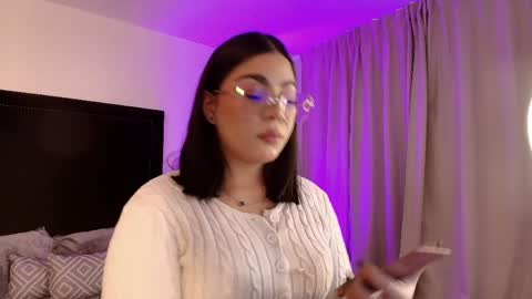 Snapshot of mariana_owen chatting on 05-19-26, 12:00 online show from 05-19-26, 12:00