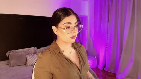 Snapshot of mariana_owen chatting on 05-21-26, 12:01 online show from 05-21-26, 12:01