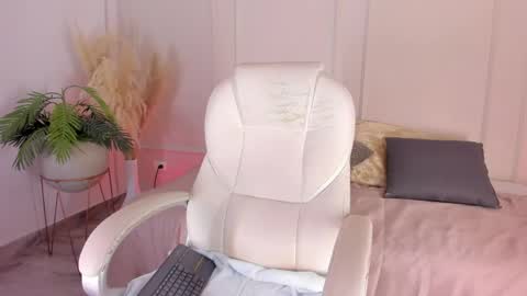 Maria Pettit online show from 05-12-26, 04:20