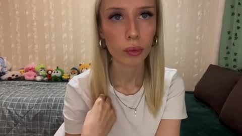 Snapshot of maribelchauhdrey chatting on 09-19-25, 06:26 Molly online show from 09-19-25, 06:26