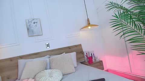 Snapshot of mariee_rosee chatting on 05-15-26, 03:35 Mary online show from 05-15-26, 03:35