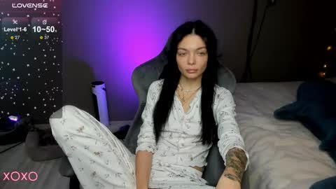 Snapshot of mariella__adams chatting on 12-21-25, 01:57 Maria online show from 12-21-25, 01:57