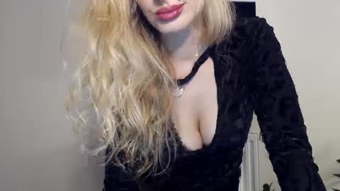Snapshot of marilyndevilish chatting on 12-16-24, 07:00 MarilynDevilish online show from 12-16-24, 07:00