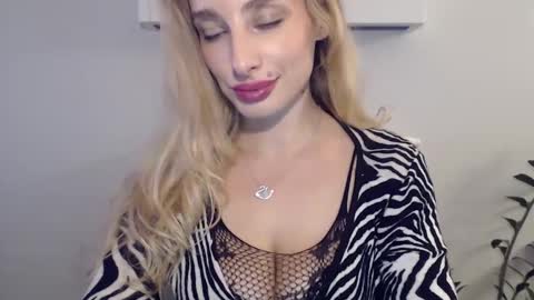 Snapshot of marilyndevilish chatting on 12-17-24, 09:38 MarilynDevilish online show from 12-17-24, 09:38