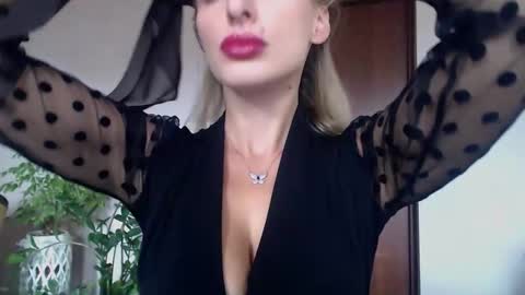 Snapshot of marilyndevilish chatting on 10-16-25, 07:31 MarilynDevilish online show from 10-16-25, 07:31