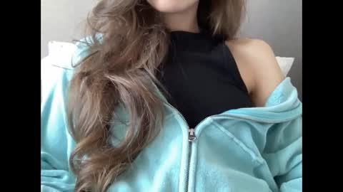 Snapshot of marinalovenow chatting on 02-25-25, 12:03 Marina online show from 02-25-25, 12:03