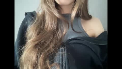 Snapshot of marinalovenow chatting on 02-28-25, 01:14 Marina online show from 02-28-25, 01:14