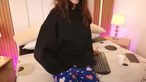 Snapshot of marinette_lux chatting on 02-28-26, 12:50 marinette online show from 02-28-26, 12:50