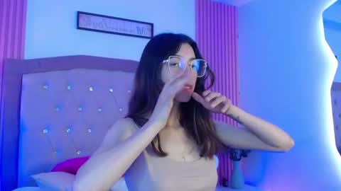 Snapshot of marinette_lux chatting on 03-18-26, 08:01 marinette online show from 03-18-26, 08:01