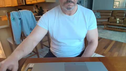 Snapshot of mark48130 chatting on 03-08-25, 01:03 Mark online show from 03-08-25, 01:03