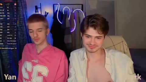 Snapshot of mark_sun chatting on 12-14-25, 04:51 Mark online show from 12-14-25, 04:51