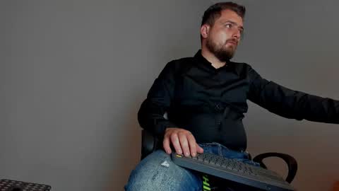 Snapshot of markwaynescr chatting on 11-11-25, 05:02 MARK online show from 11-11-25, 05:02