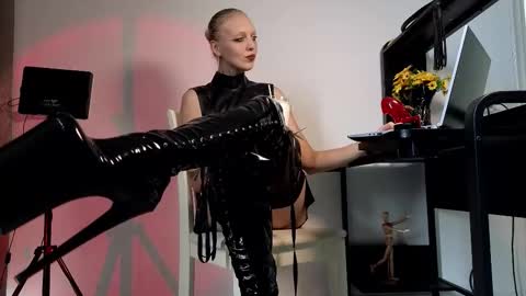 Snapshot of marthahoffman chatting on 10-04-25, 06:44 Ultimate Goddess online show from 10-04-25, 06:44