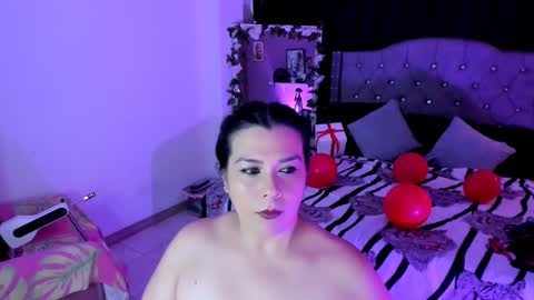 Snapshot of martina_foxy_ chatting on 02-14-25, 12:36 MARTINA online show from 02-14-25, 12:36