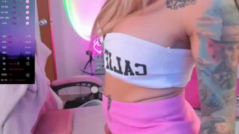 Snapshot of martina_robertss_ chatting on 06-23-26, 02:04 Martina online show from 06-23-26, 02:04