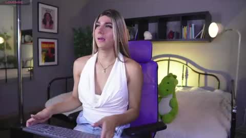 Snapshot of martinaa_rose chatting on 06-17-26, 12:50 martinaa_rose online show from 06-17-26, 12:50