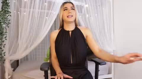 Snapshot of martinaa_rose chatting on 06-22-26, 12:35 martinaa_rose online show from 06-22-26, 12:35