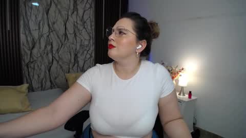 Snapshot of martinaguzmann chatting on 02-14-25, 03:54 Martina online show from 02-14-25, 03:54