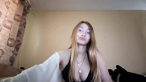 Hi My name is Elina Im 18 years old. online show from 09-10-25, 07:19