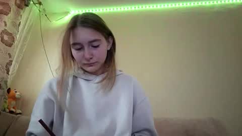 Hi My name is Elina Im 18 years old. online show from 09-17-25, 06:37