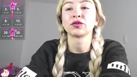 Snapshot of marylyrose chatting on 09-13-25, 12:21 maryly rose online show from 09-13-25, 12:21