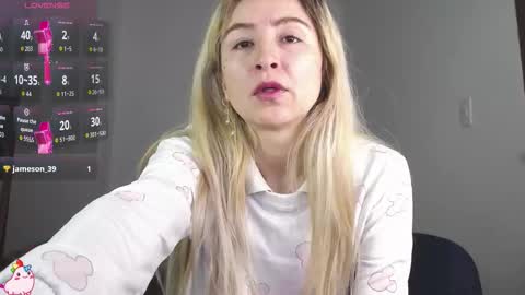 Snapshot of marylyrose chatting on 10-15-25, 05:46 maryly rose online show from 10-15-25, 05:46