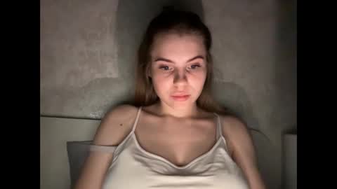 Snapshot of maryyourr chatting on 12-21-25, 10:28 MaryYourr online show from 12-21-25, 10:28