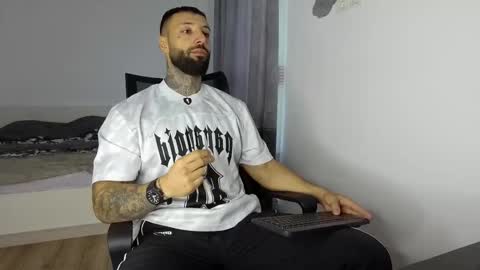 Snapshot of masculineguy69 chatting on 10-15-25, 06:35 masculineguy69 online show from 10-15-25, 06:35