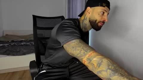 Snapshot of masculineguy69 chatting on 11-06-25, 06:58 masculineguy69 online show from 11-06-25, 06:58