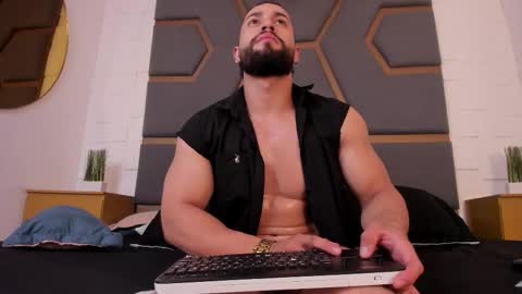 Massimo online show from 11-11-25, 03:39