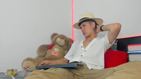 mateo_escobar online show from 10-17-25, 03:42