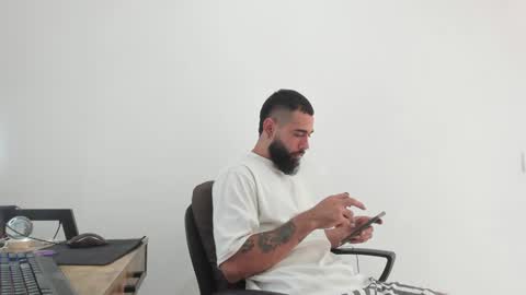 Snapshot of matheusbeard2 chatting on 12-17-24, 08:32 Matheus online show from 12-17-24, 08:32