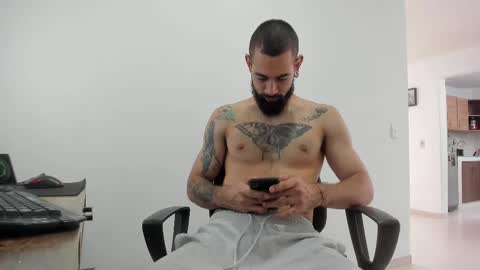 Snapshot of matheusbeard2 chatting on 09-17-25, 04:19 Matheus online show from 09-17-25, 04:19