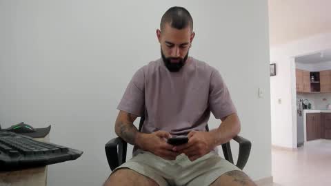 Snapshot of matheusbeard2 chatting on 09-26-25, 04:11 Matheus online show from 09-26-25, 04:11