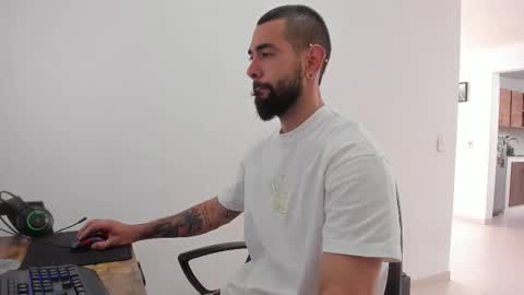 Snapshot of matheusbeard2 chatting on 10-16-25, 07:48 Matheus online show from 10-16-25, 07:48