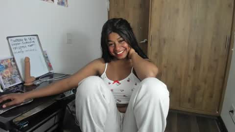 Snapshot of matilde27 chatting on 02-15-25, 04:36 Daniela online show from 02-15-25, 04:36