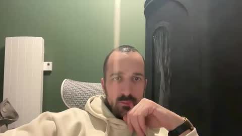 Snapshot of matthias24 chatting on 12-19-25, 01:23 M online show from 12-19-25, 01:23