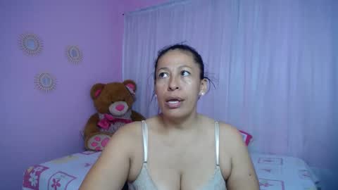 Snapshot of mature_martina_ chatting on 01-07-25, 04:37 Martina online show from 01-07-25, 04:37